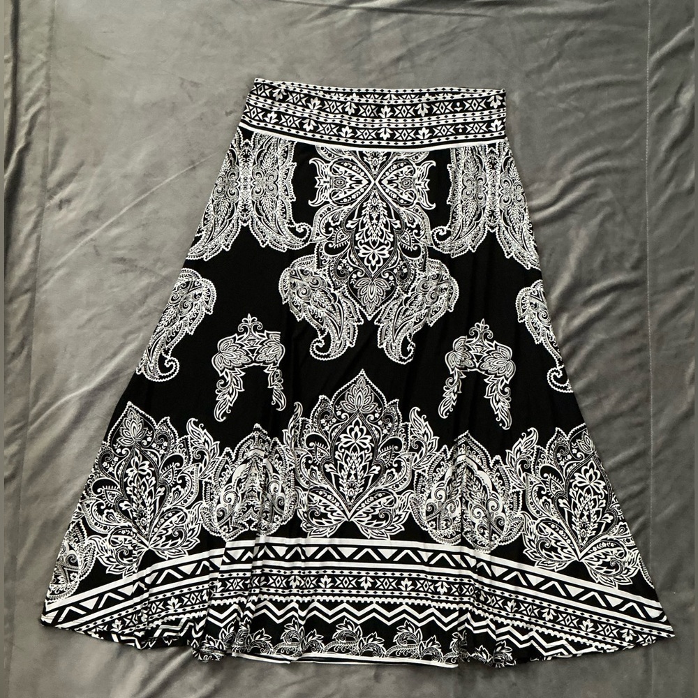 Black & White Paisley Maxi Skirt - Women
